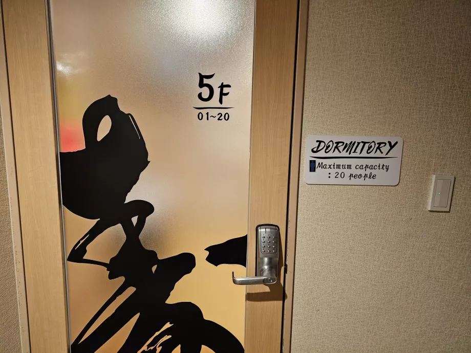 Pintu terenkripsi ke ruang bersama di lantai 5