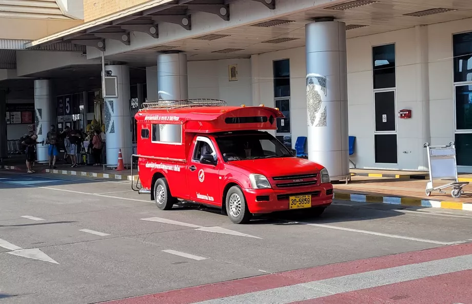 Songhtaew di depan terminal CNX