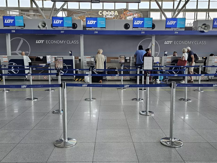 Check-in di bandara, LOT