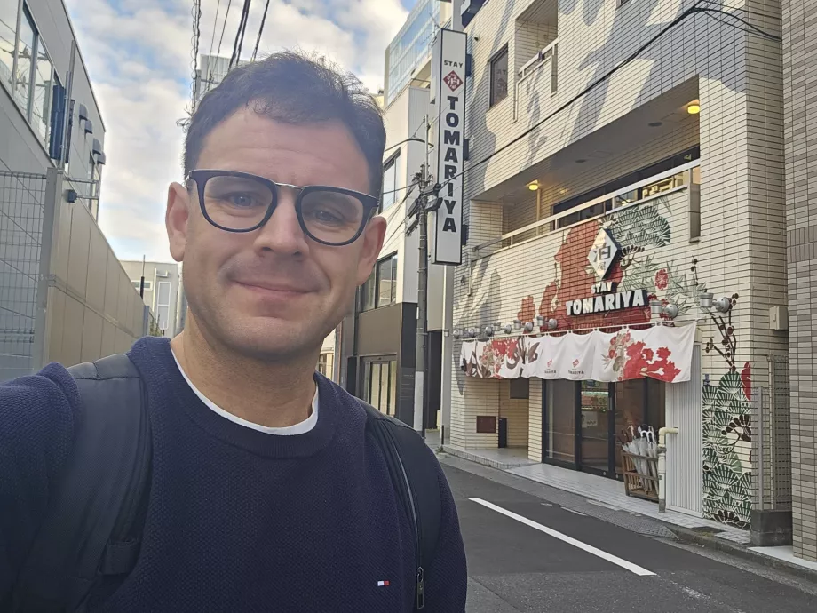 Saya di depan Hotel Tomariya
