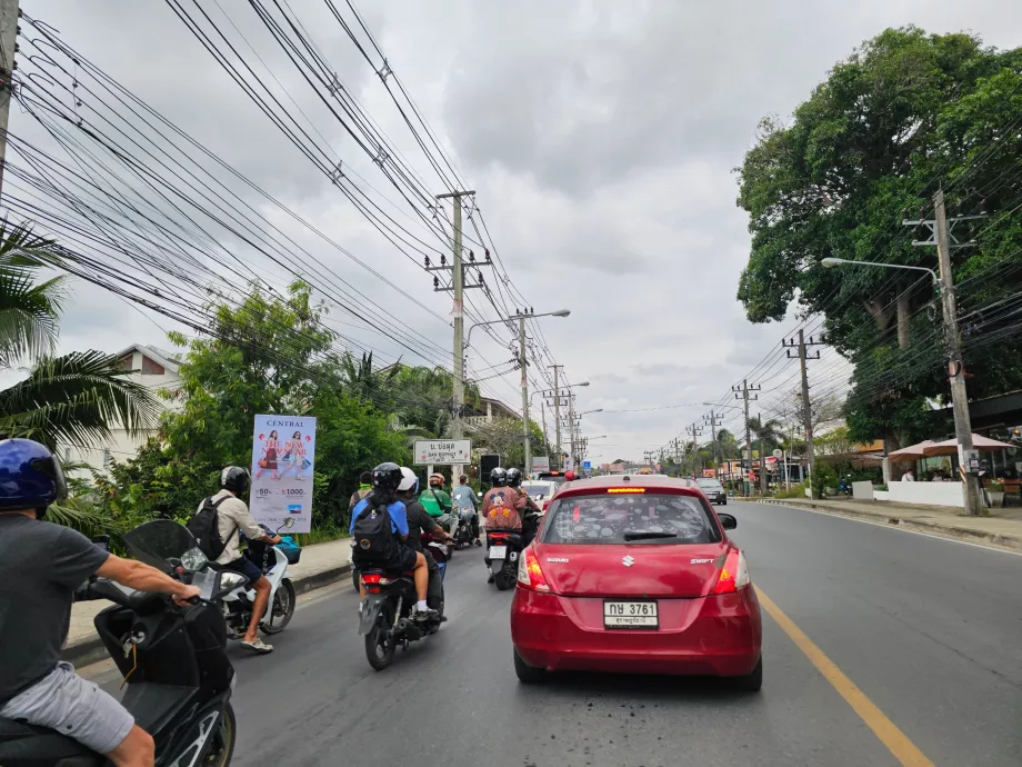 Lalu lintas di jalan utama di sekitar pulau