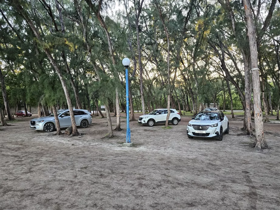 Parkir di pantai Mon Choisy