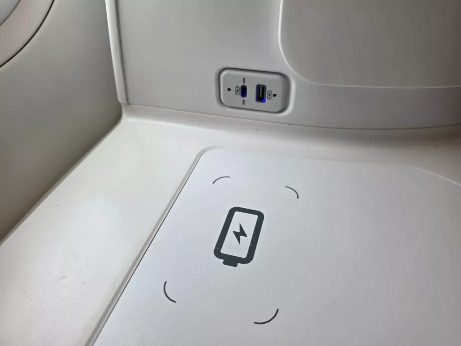 Pengisian daya nirkabel dan port USB