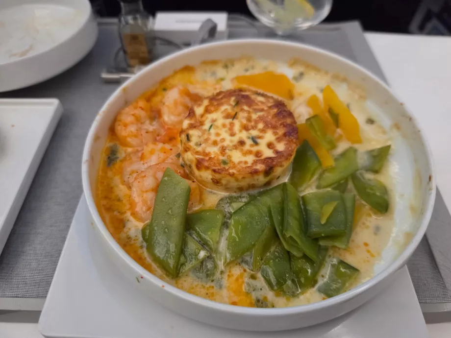Makan siang: hidangan utama, udang dan salmon