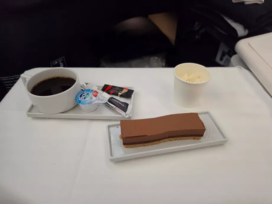 Makan siang: hidangan penutup cokelat dan secangkir kopi