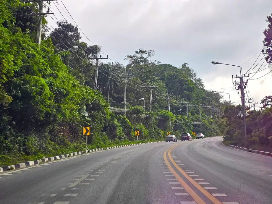 Jalan utama di sekitar pulau