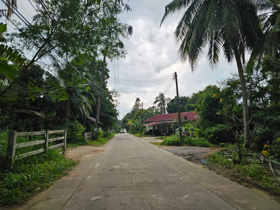 Jalan samping di bagian barat pulau