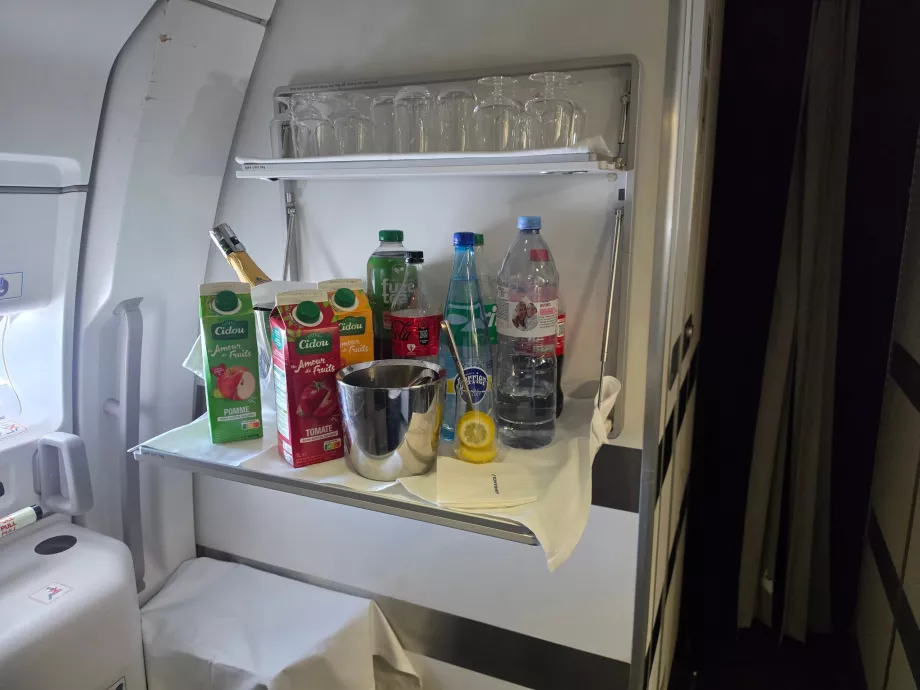 Minuman tersedia di dapur pesawat selama penerbangan