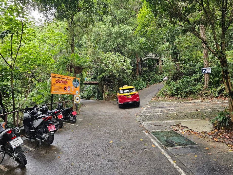 Parkir mobil dan skuter