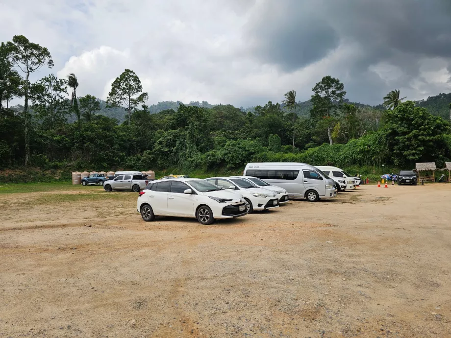 Parkir di bawah Batu Tumpang Tindih