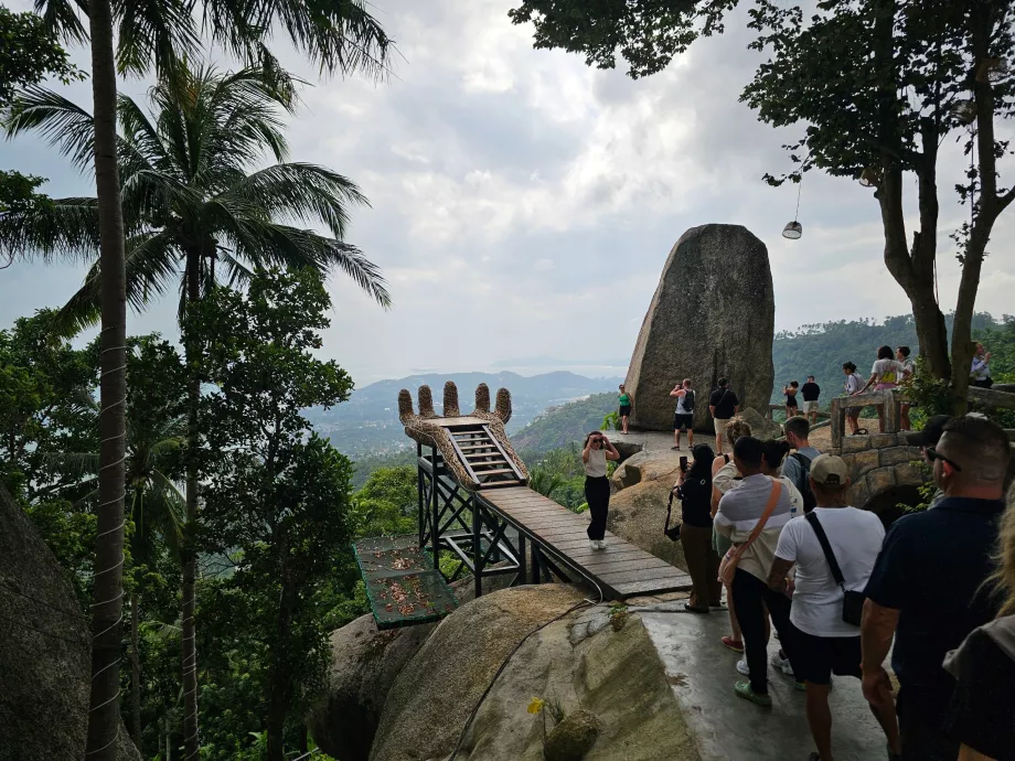 Tumpang tindih dan antrean untuk berfoto di Overlap Stone 2