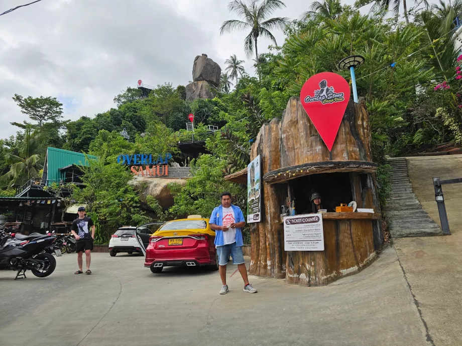 Box office dan parkir di Overlap Stone 1