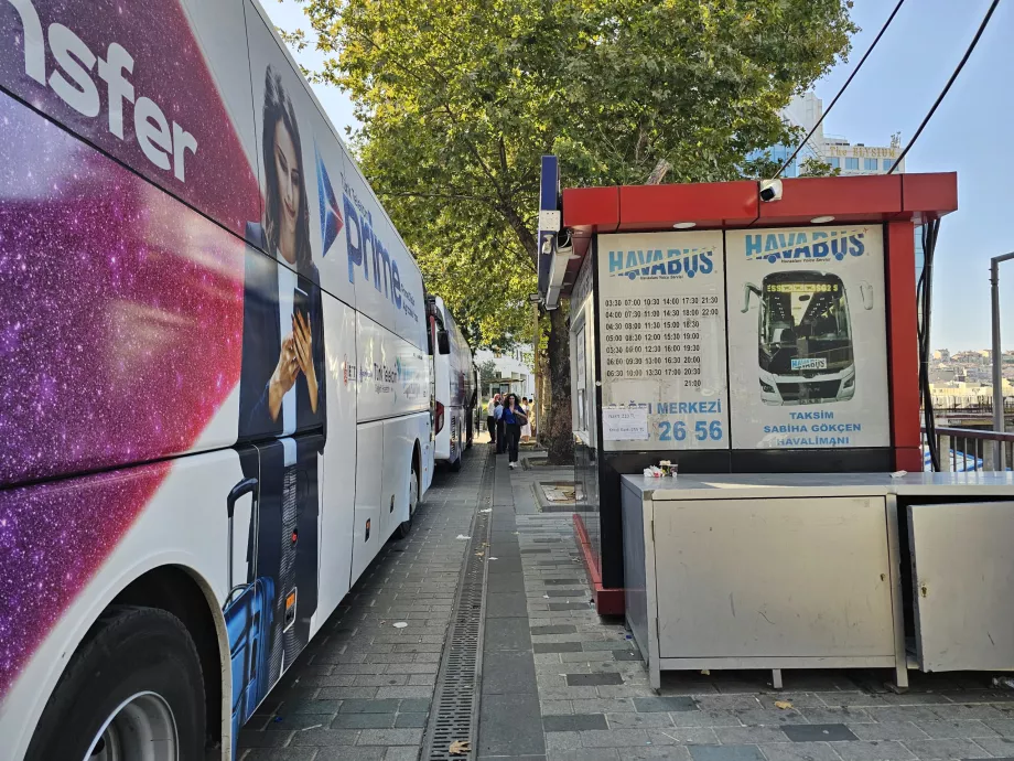 Halte bus di Taksim Square