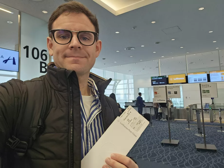 Saya dengan boarding pass Kelas Utama