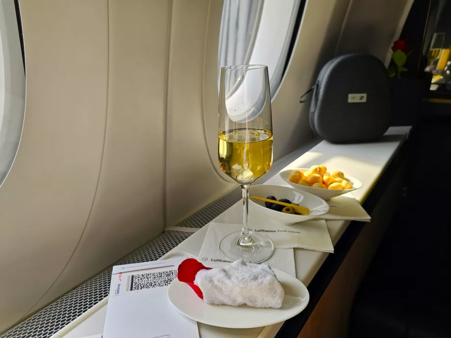 Minuman selamat datang, kacang macadamia dan buah zaitun