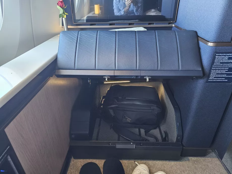 Ruang penyimpanan di pijakan kaki