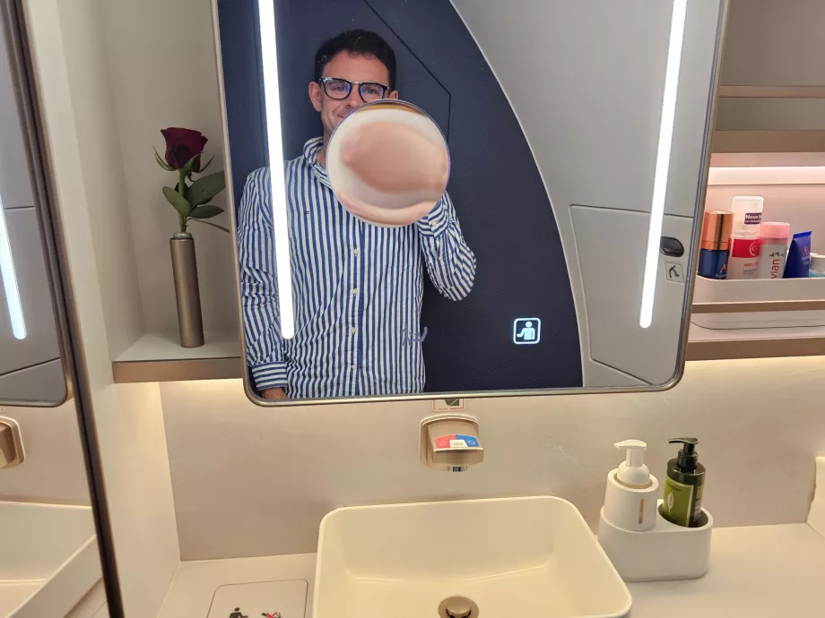 Saya di toilet penumpang Kelas Utama