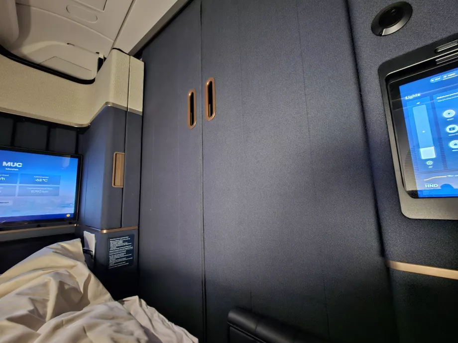 Pintu kamar saya yang tertutup