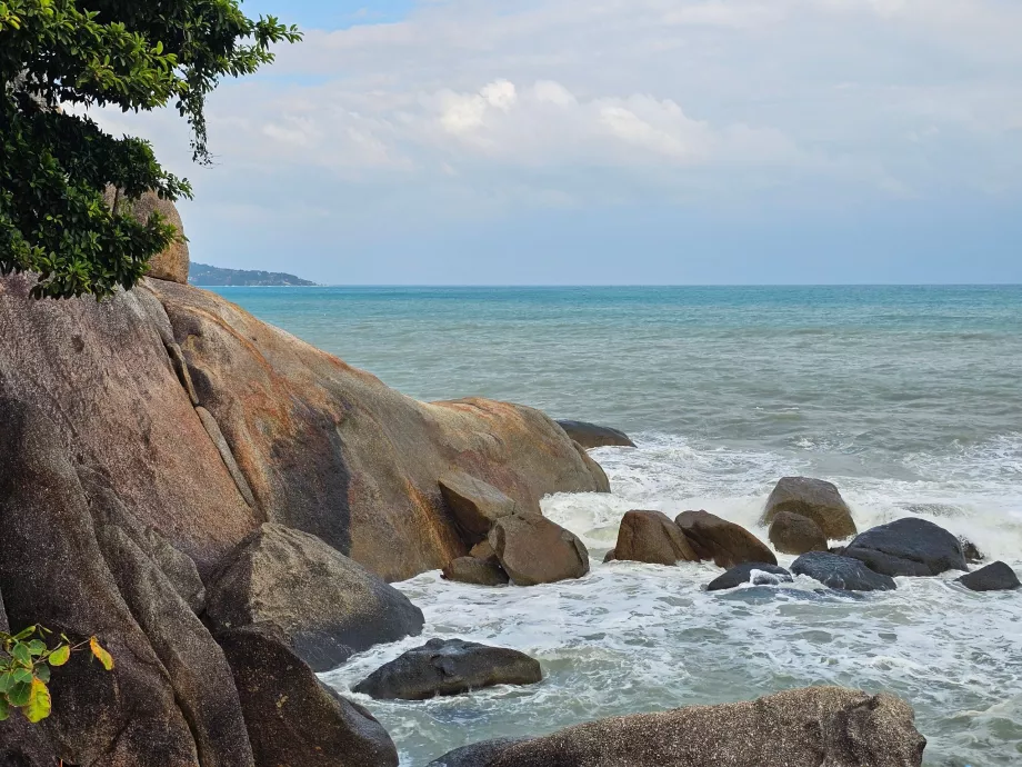 Pantai di sekitar Hin Ta Hin Yai
