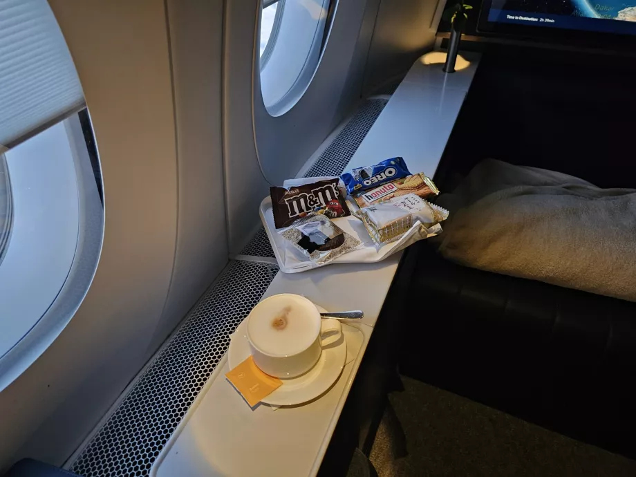 Cappuccino dan makanan manis