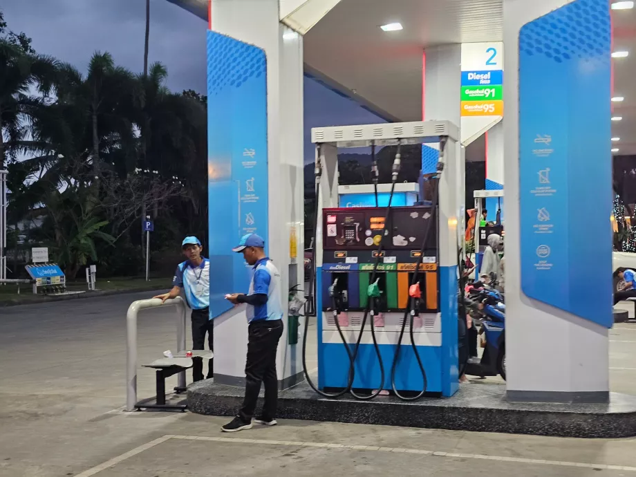 Stasiun pompa dengan operator