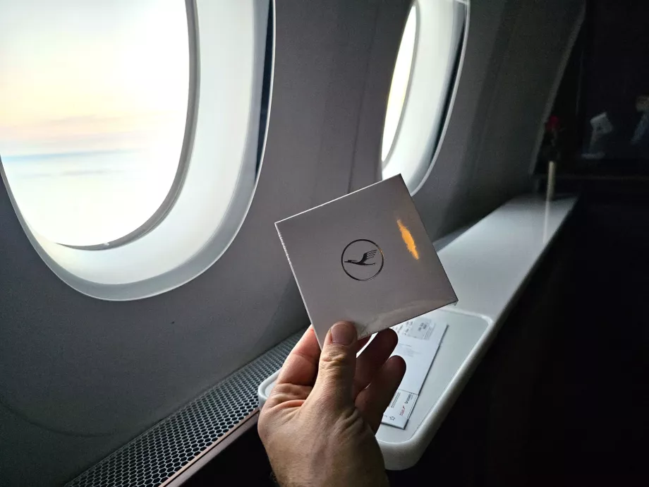 Sekotak cokelat untuk perpisahan