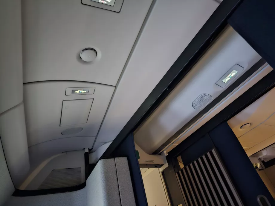 Tidak adanya tempat sampah di atas kepala