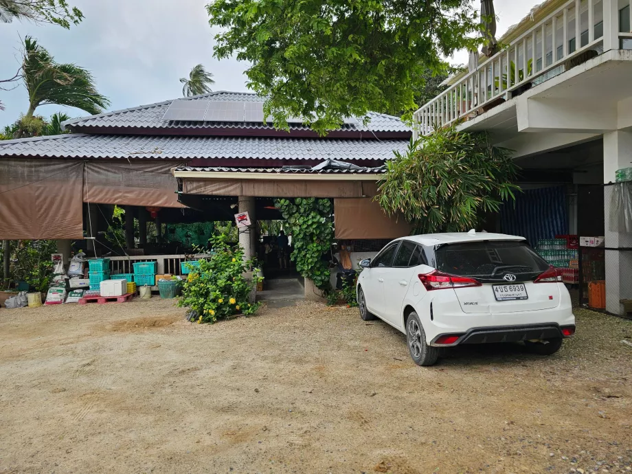 Pantai Coral Cove, tempat parkir mobil