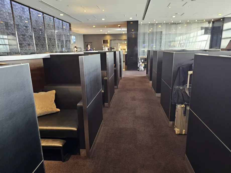 Kursi yang meniru Kelas Utama ANA