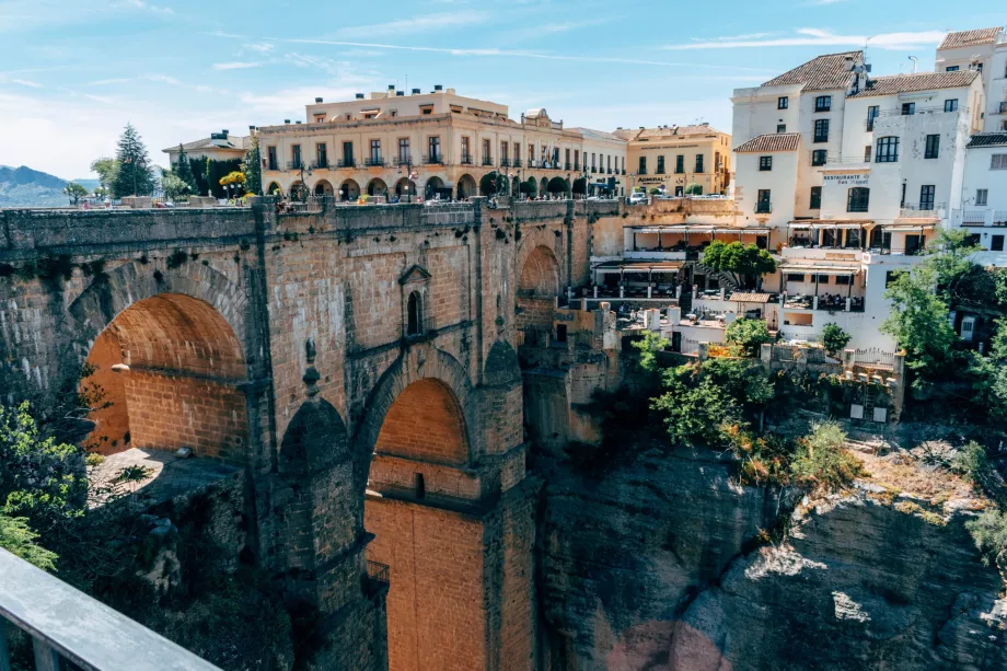 Puente Nuevo dari dinding