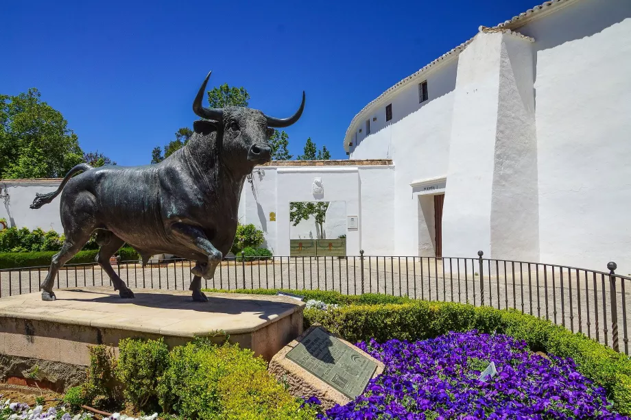 Patung seekor banteng di depan Plaza de Toros