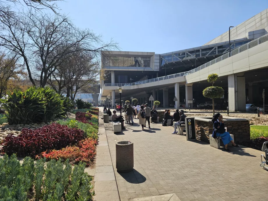 Parkir di depan terminal