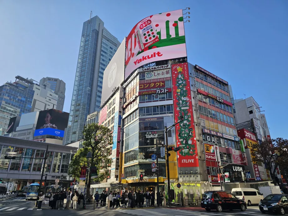 Spanduk iklan di persimpangan Shibuya
