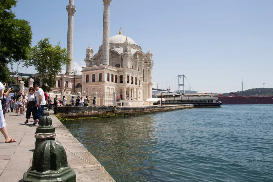 Masjid Ortakoy, Istanbul, Turki
