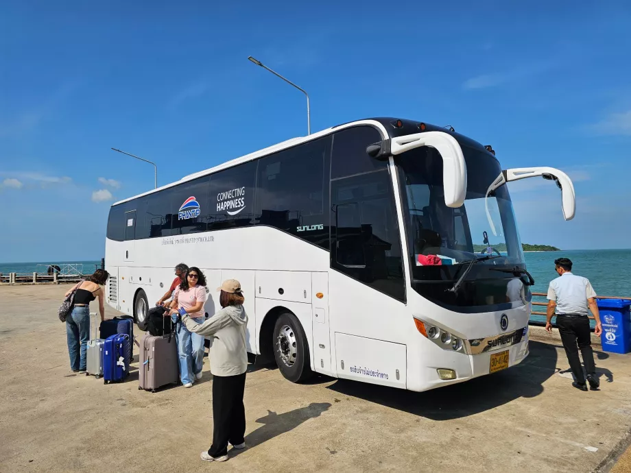 Bus dari Bandara Surat Thani ke Pelabuhan Donsak