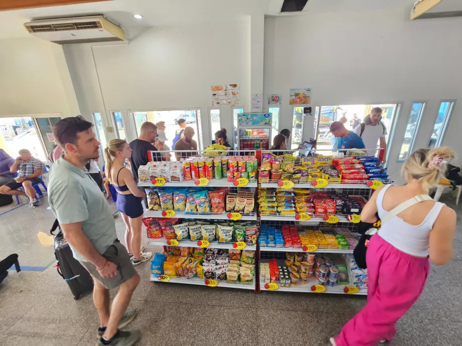 Berbelanja di pelabuhan Donsak