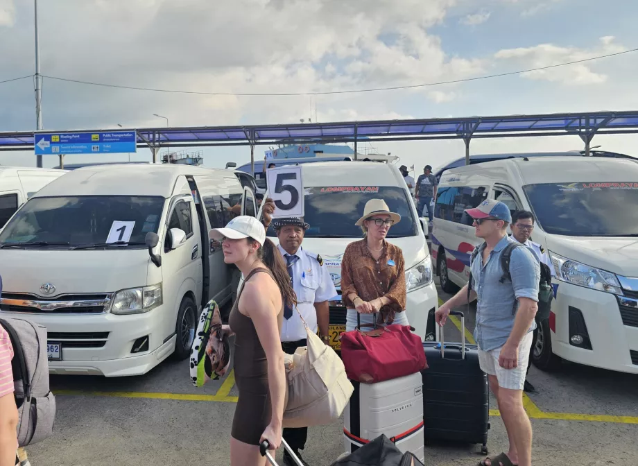 Minivan di Dermaga Nathon