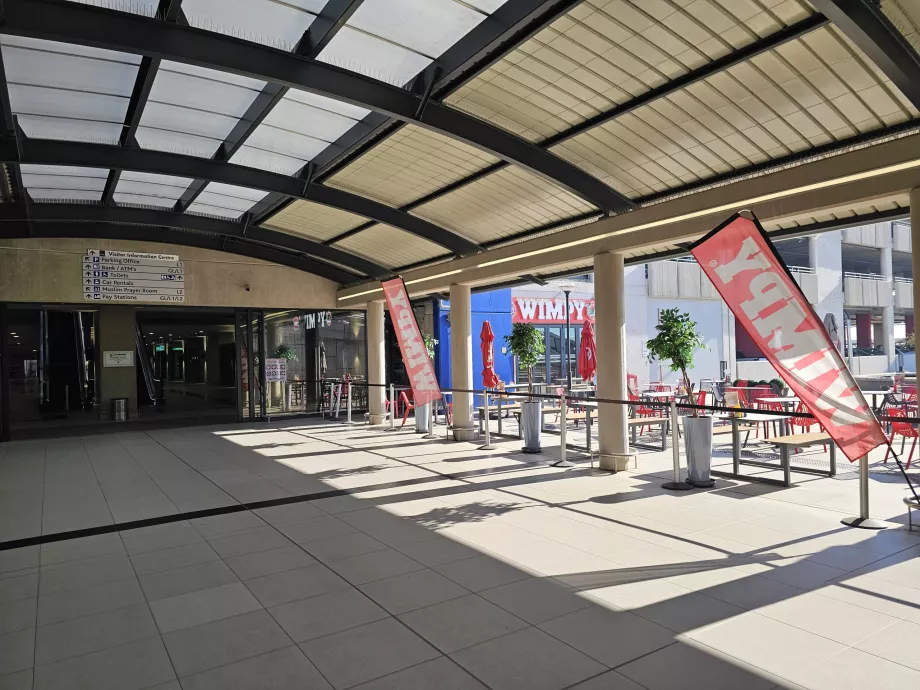 Malu-malu di gedung seberang terminal