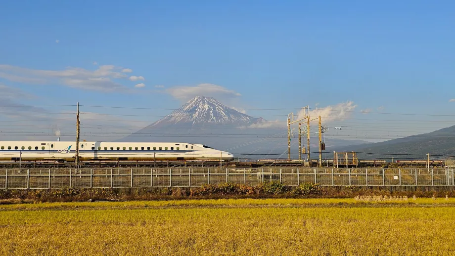 Shinkansen dengan latar belakang Gunung Fuji