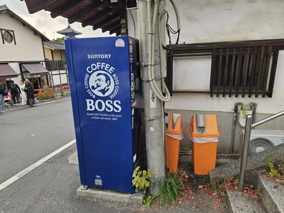 Tempat dispenser botol plastik di dispenser minuman