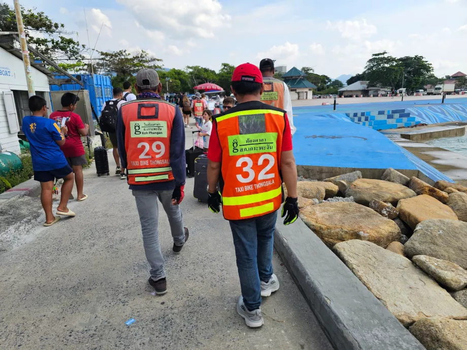 Sepeda Taksi, pengemudi menunggu di dermaga
