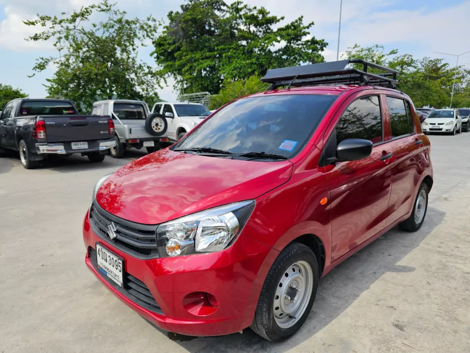 Mobil sewaan di tempat parkir mobil di marina