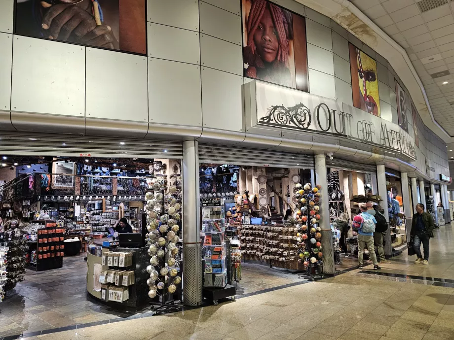 Toko suvenir di zona transit