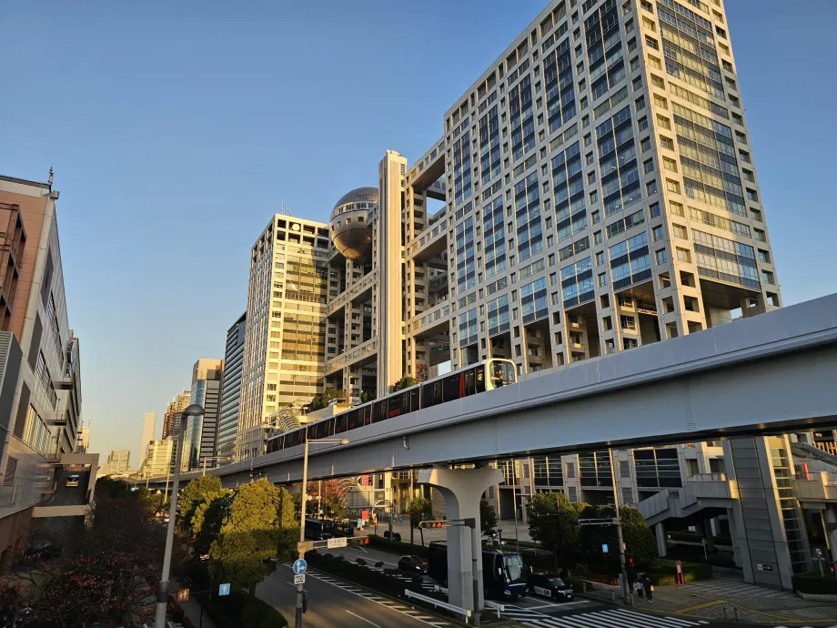 Menara Media Fuji TV dan Jalur Metro Yurikamome