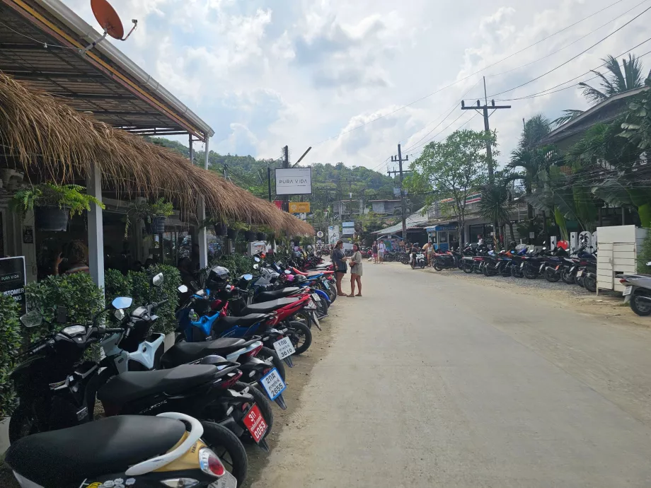 Parkir skuter di tepi jalan utama