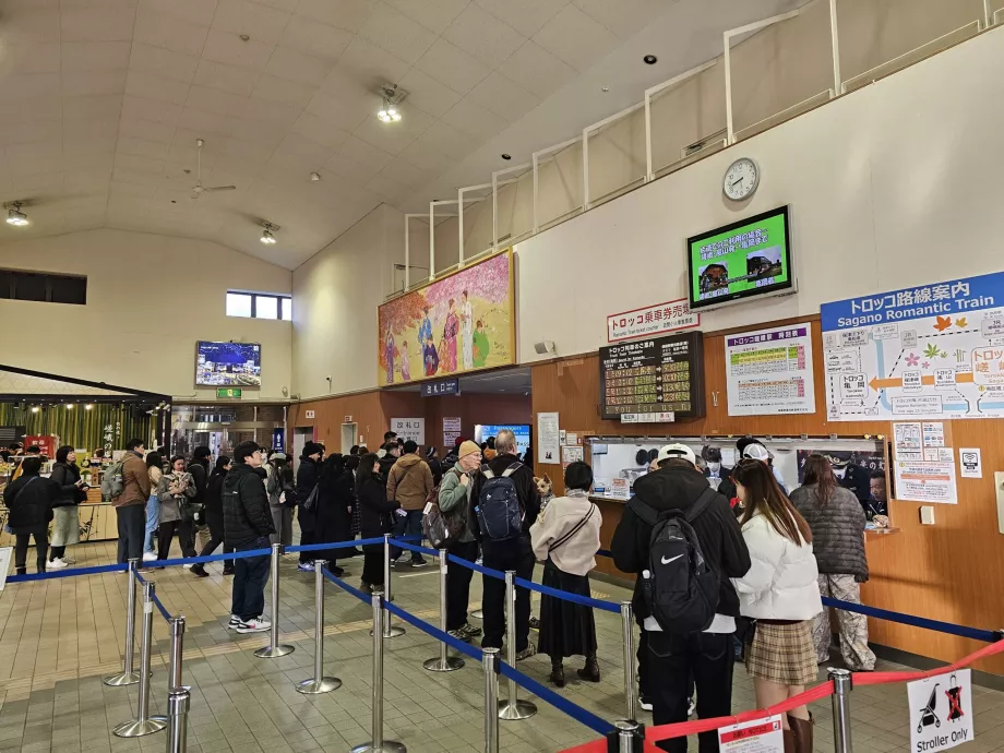 Kantor tiket di Stasiun Arashiyama