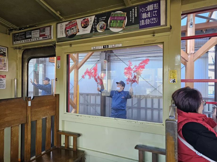 Perpisahan dengan staf dan petugas operator kami