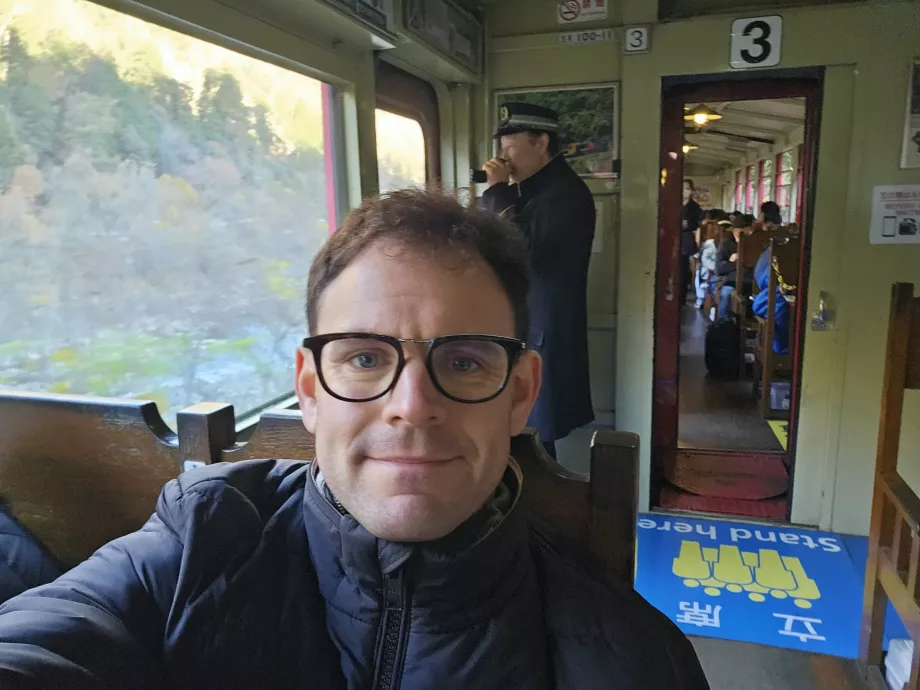 Saya di atas kereta api Sagano yang romantis