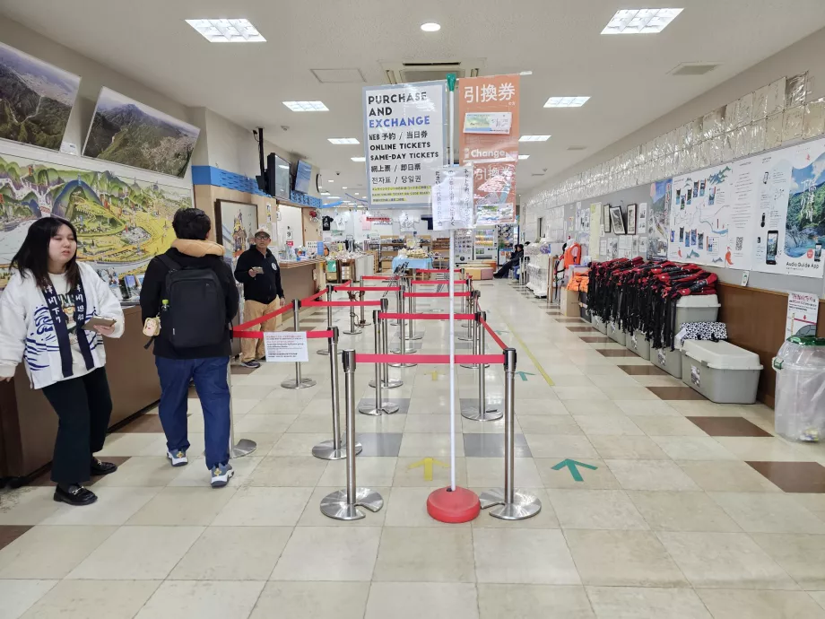 Meja kasir di dermaga kapal