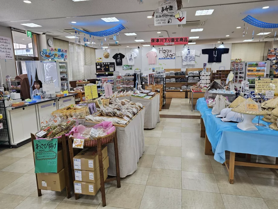 Toko cinderamata di marina